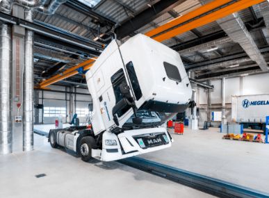 Workshop specialized services: workshop space with truck and trailer in background